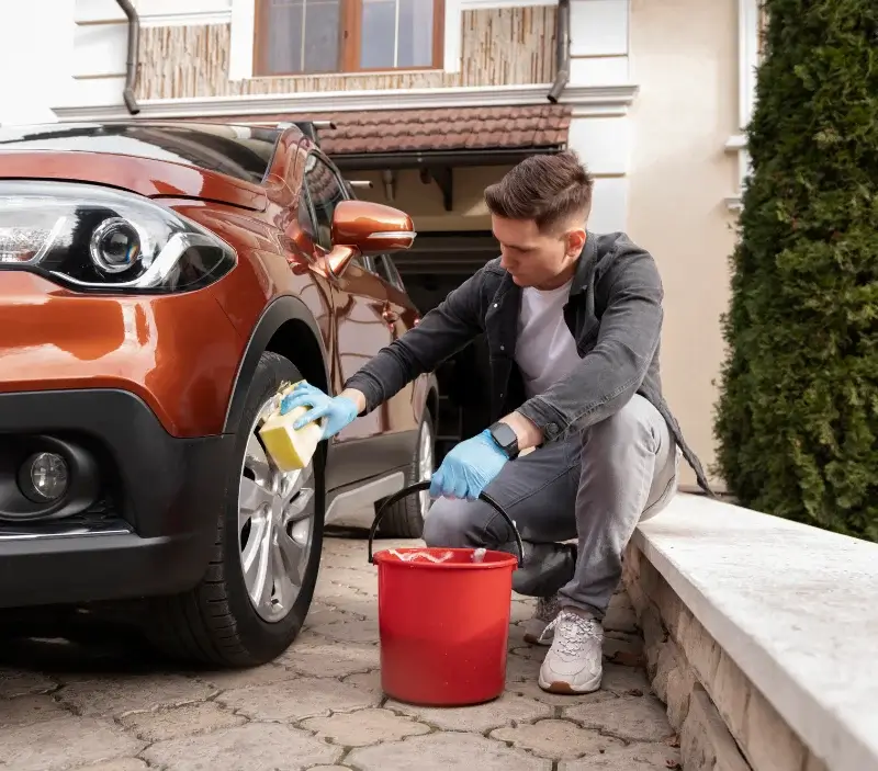 Lavage auto à domicile Fougerolles-du-Plessis : professionnel intervenant sur un véhicule